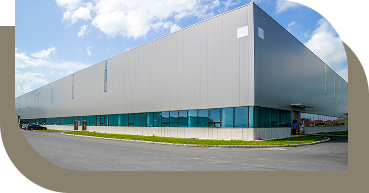 Nave industrial moderna como símbolo de eficiencia y sostenibilidad en gestión de residuos